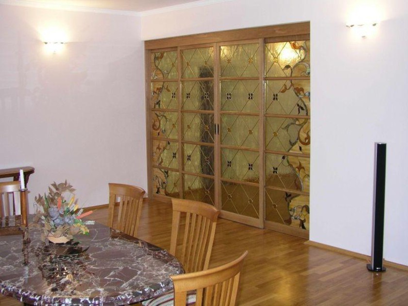 Перегородка для гостиной с цветным стеклом и декоративными вставками Подольск