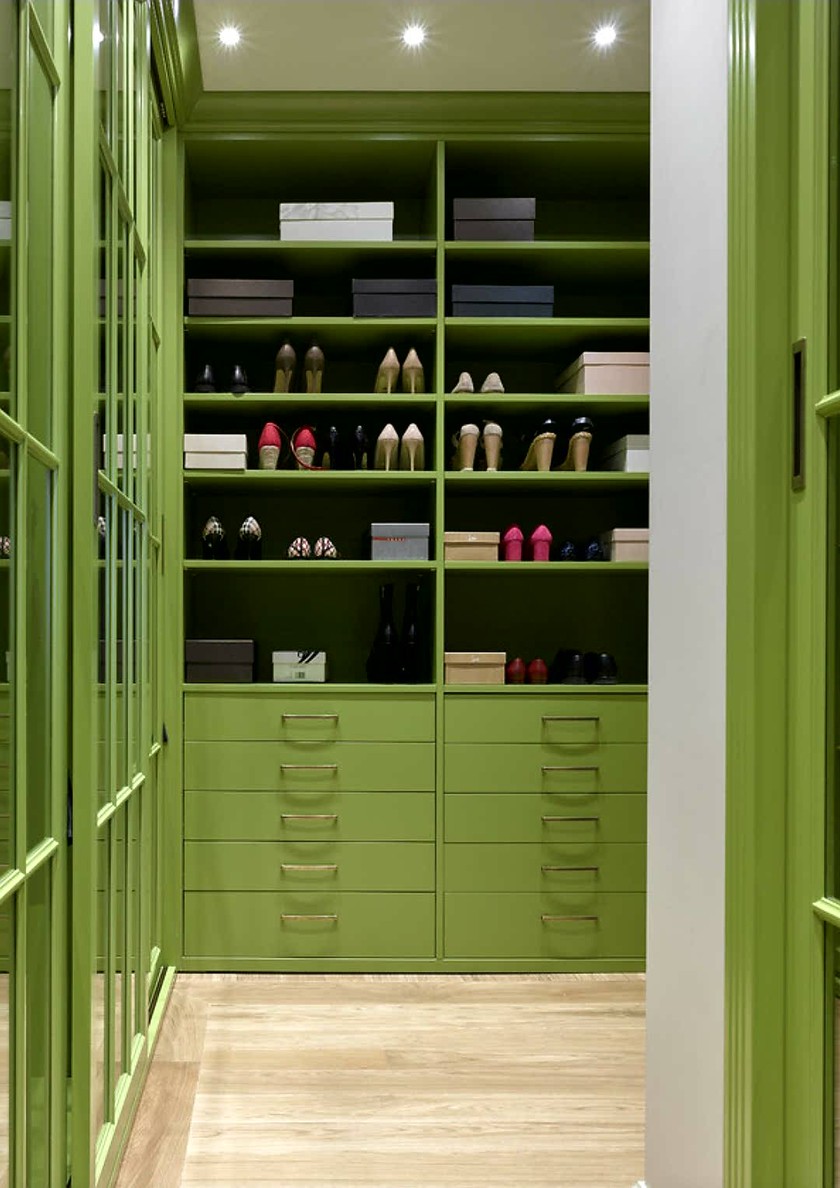 Г-образная гардеробная комната в зеленом цвете Подольск