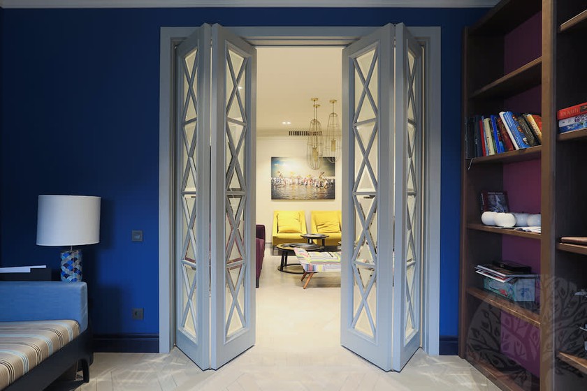 Двери гармошка  для гостиной со стеклами с разделителями Подольск