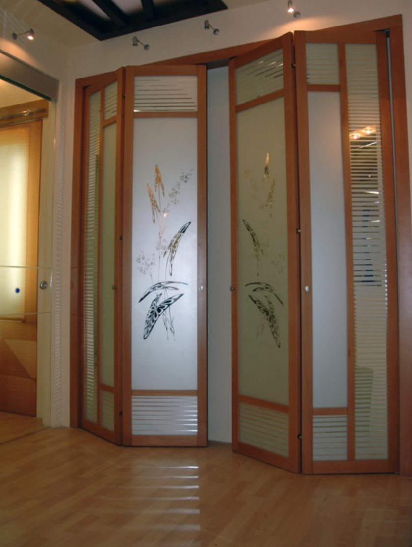 Широкие двери гармошка с матовым стеклом и рисунком Подольск