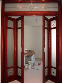 Дверь гармошка с декоративными стеклянными вставками Подольск
